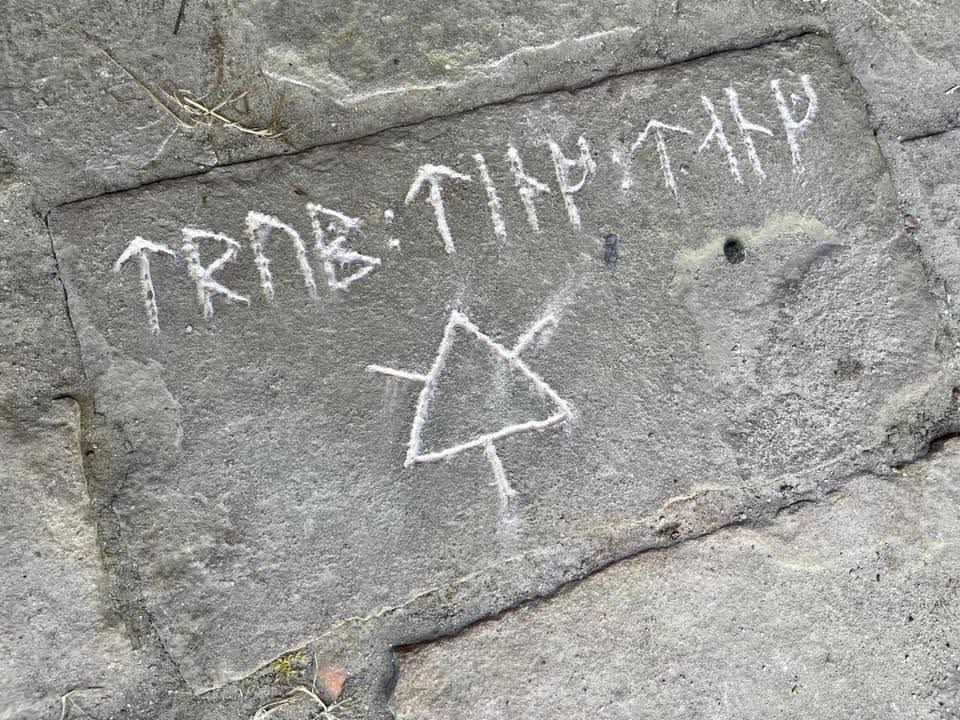 Runesten med Trup Ting Tang skrevet med runer