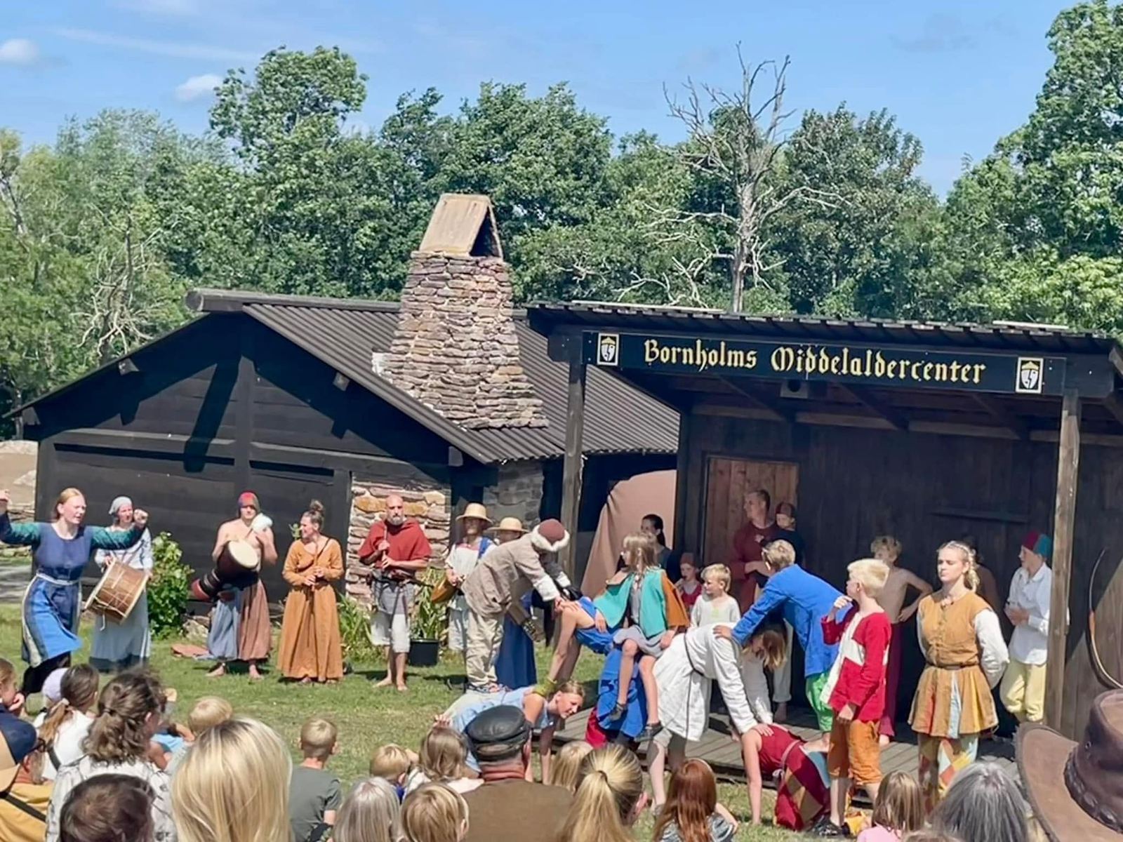Forestilling på scenen på Bornholms Middelaldercenter