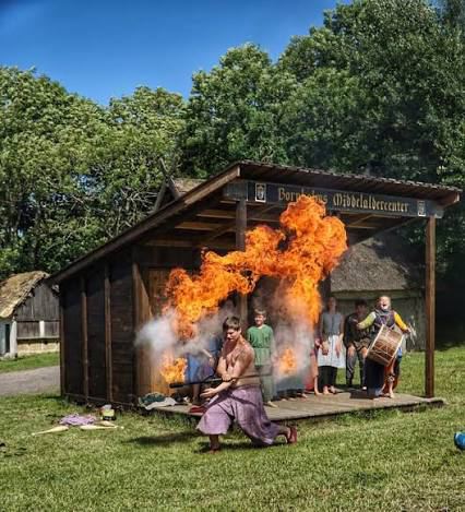 Ildånde foran scenen på Middelaldercentret